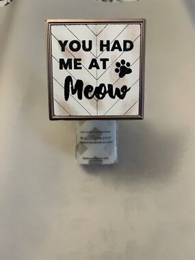 Wallflower Cat Plug-In Accent in Black & White - "You Had Me at Meow"